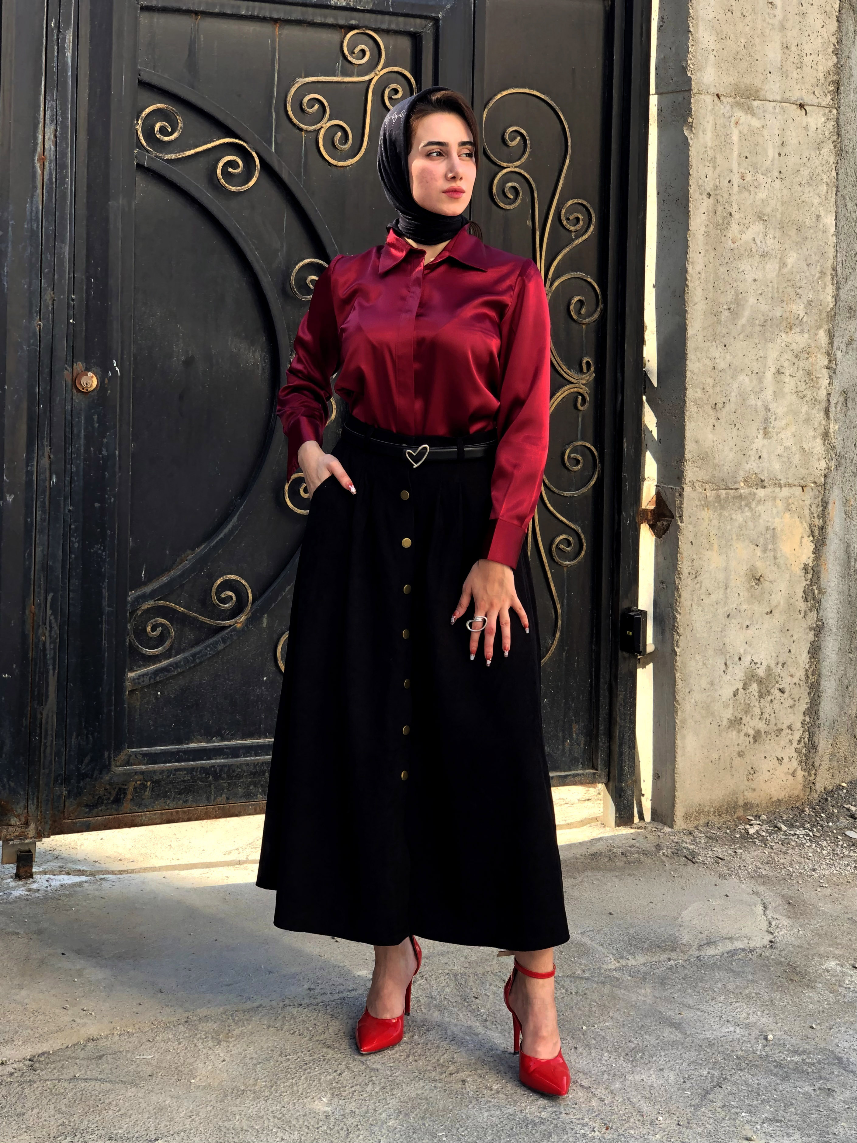 شومیز زنانه یقه مردانه دکمه مخفی جنس ساتن ال ایکس (lx) رنگ چری آلبالویی