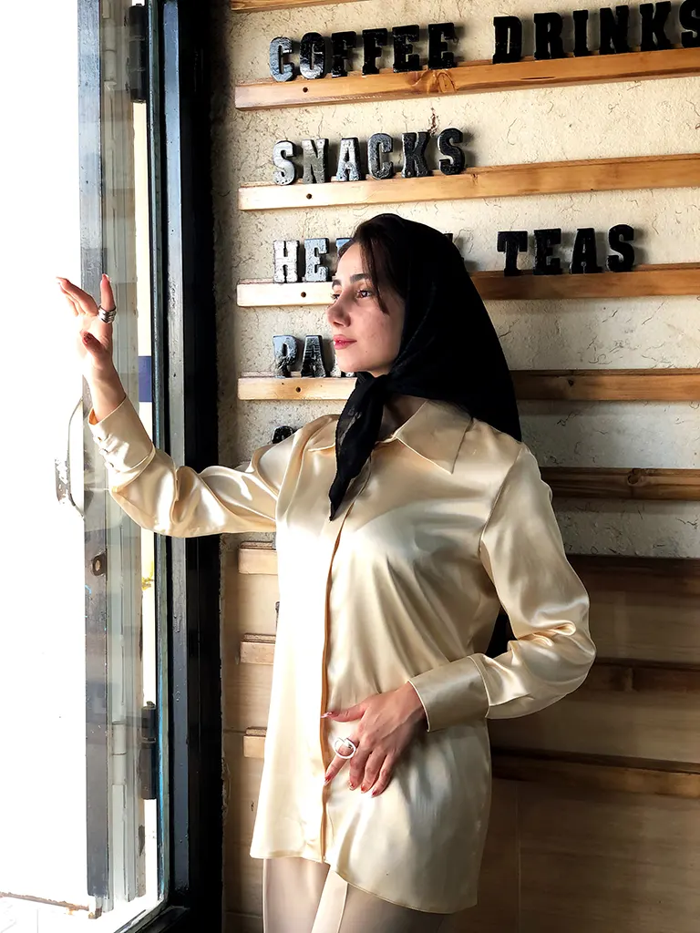 شومیز زنانه مدل یقه مردانه دکمه مخفی طرح مرلین جنس ساتن نباتی