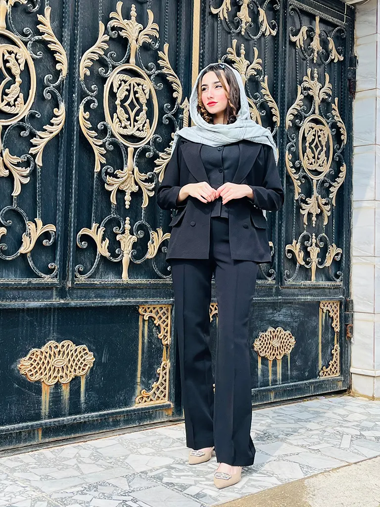 کت شلوار زنانه مدل چهار دکمه یقه انگلیسی طرح جانا جنس کرپ فوما