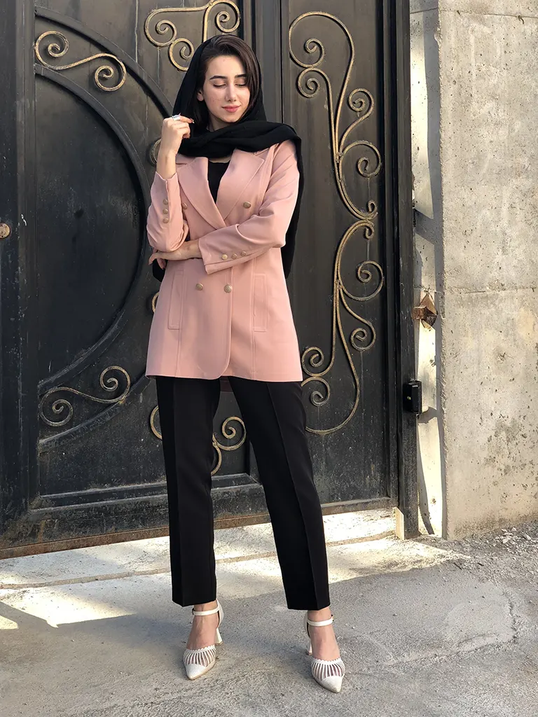 کت زنانه صورتی کالباسی مدل شش دکمه طرح پادیز جنس کرپ شاین مازراتی