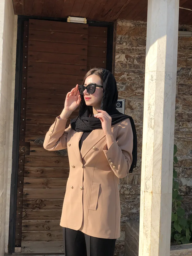 کت زنانه کرم مدل شش دکمه طرح پادیز جنس کرپ شاین مازراتی