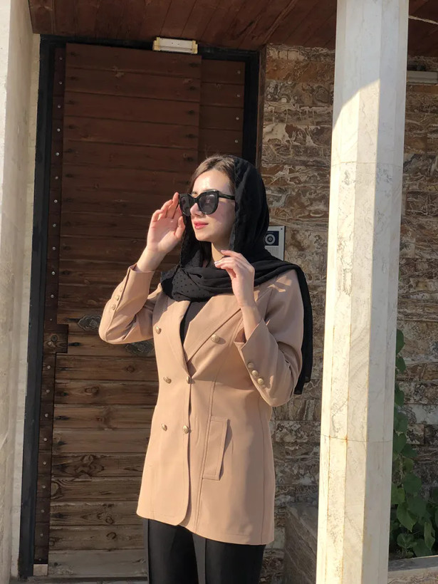 کت زنانه کرم مدل شش دکمه طرح پادیز جنس کرپ شاین مازراتی