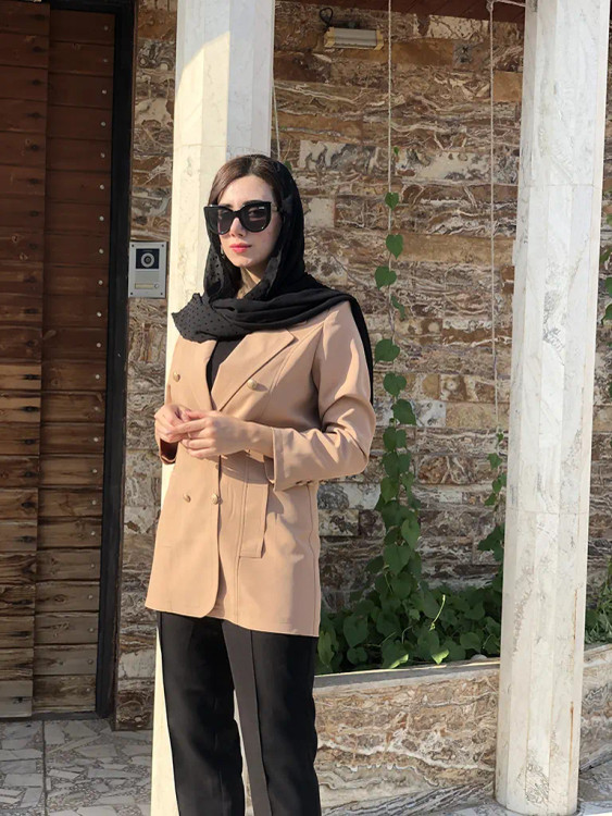 کت زنانه کرم مدل شش دکمه طرح پادیز جنس کرپ شاین مازراتی