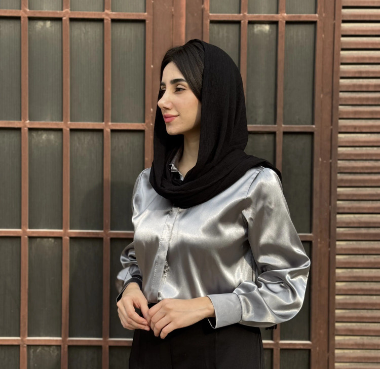 شومیز ساتن نقره ای زنانه ال ایکس - نمای نزدیک