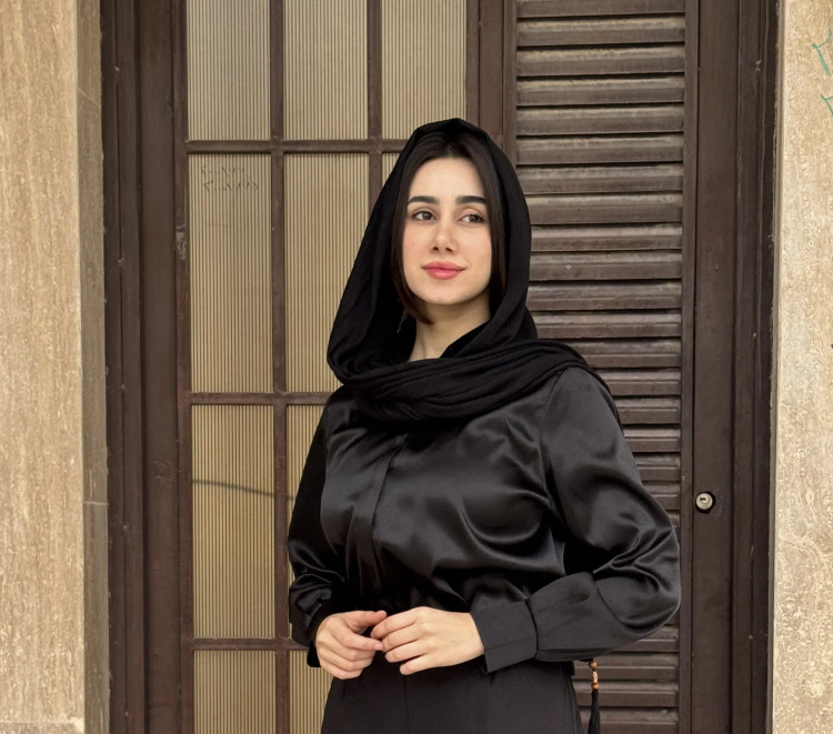 شومیز ساتن مشکی زنانه ال ایکس - نمای نزدیک