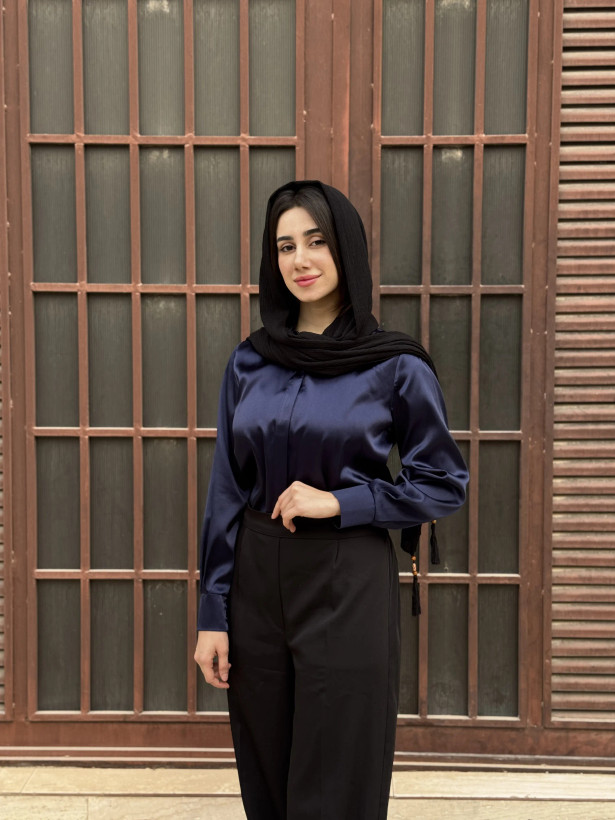 شومیز ساتن سورمه ای زنانه ال ایکس - نمای نزدیک