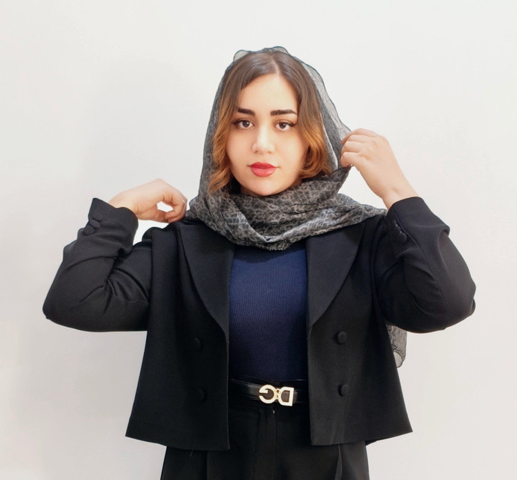 کراپ کت زنانه فول مشکی مرویجت - نمای نزدیک